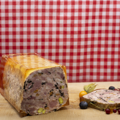 Tranche de terrine basse cour présentée