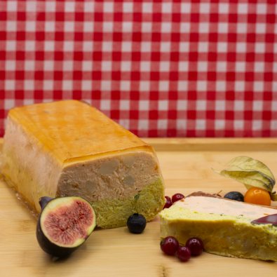 Tranche de terrine de Saint-Jacques et saumon présentée
