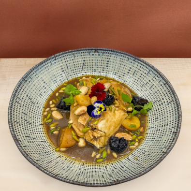 Tajine de volaille au citron confit, fruits secs et semoule