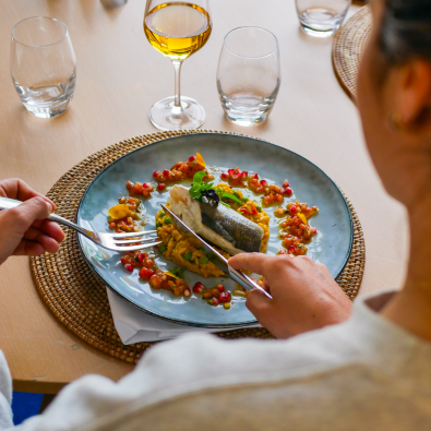 Roulé de bar sauce vierge et grenade, paëlla de la mer