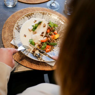Volaille de Bresse sauce vin jaune, mousserons et légumes 